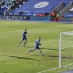 Vardy marca el segundo gol del Leicester a puerta vacía después del error de Alisson