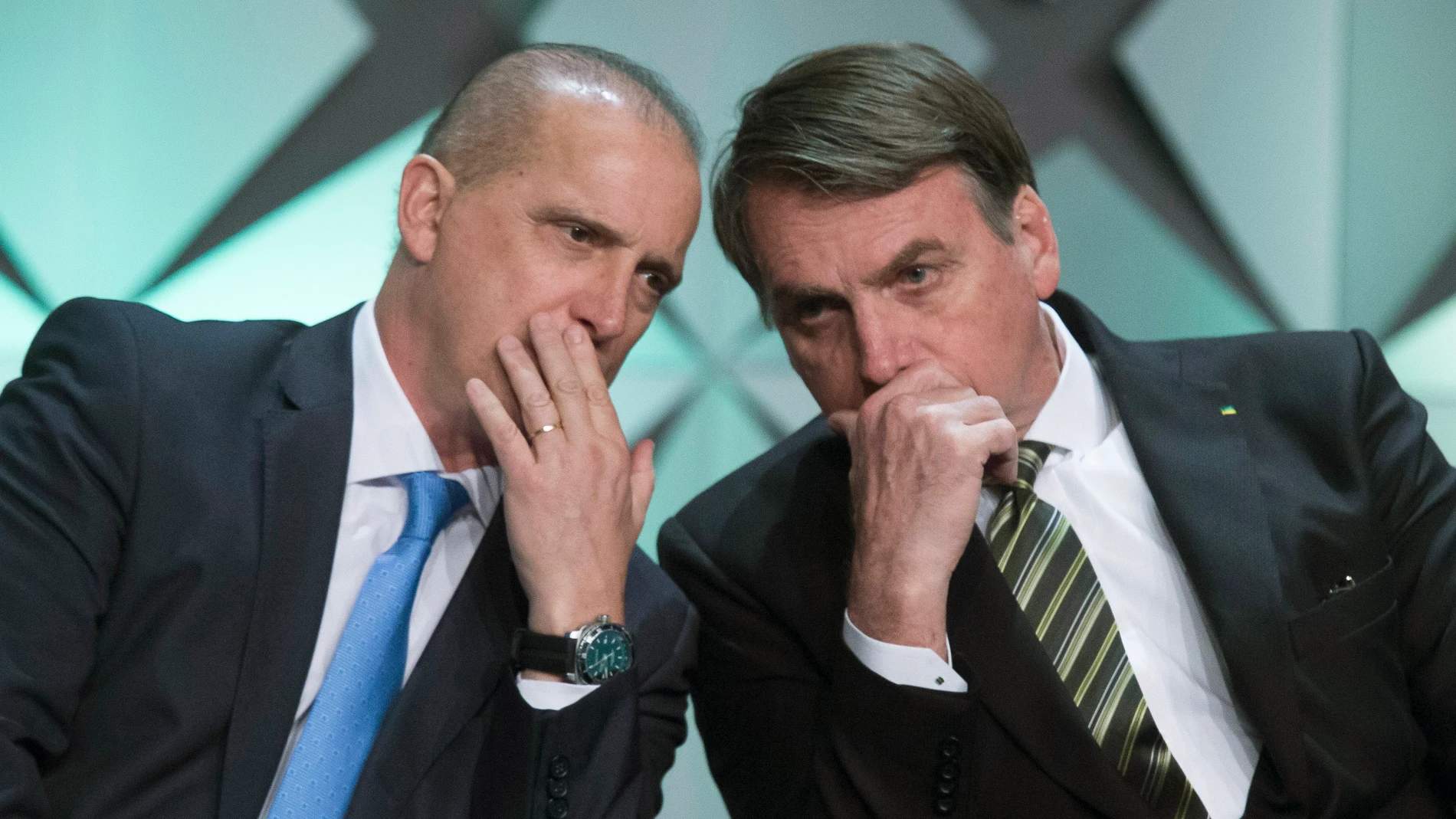 El secretario general de la Presidencia de Brasil, Onyx Lorenzoni, susurra al oído del presidente del país, Jair Bolsonaro, en una imagen de archivo