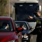 Un policía local ordena detenerse a un coche en un control en el límite entre los municipios de Murcia y Santomera, en Murcia (España)
