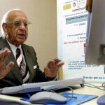 Un castellano y leonés utiliza el servicio "Senior" de Telefónica