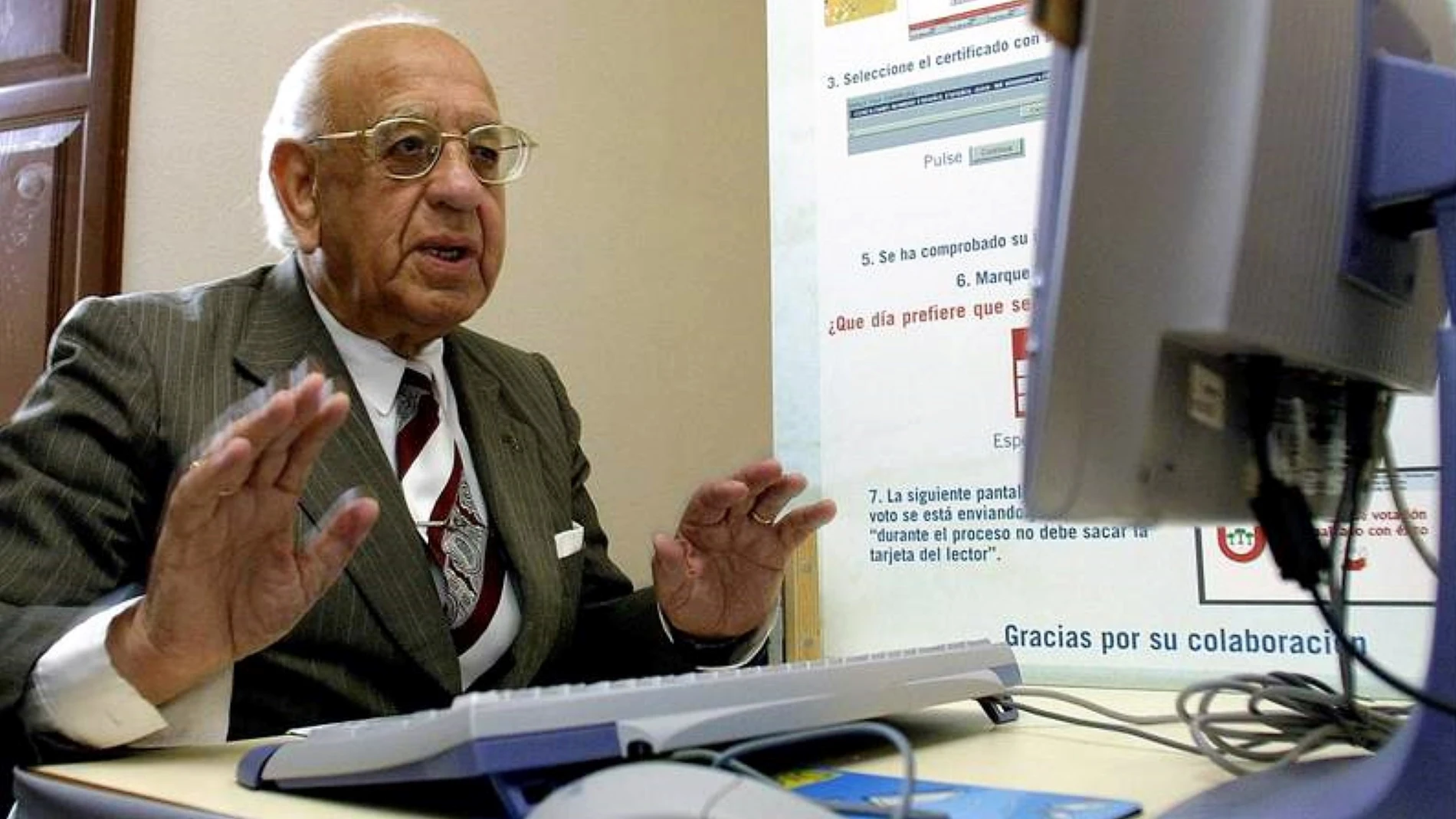 Un castellano y leonés utiliza el servicio "Senior" de Telefónica