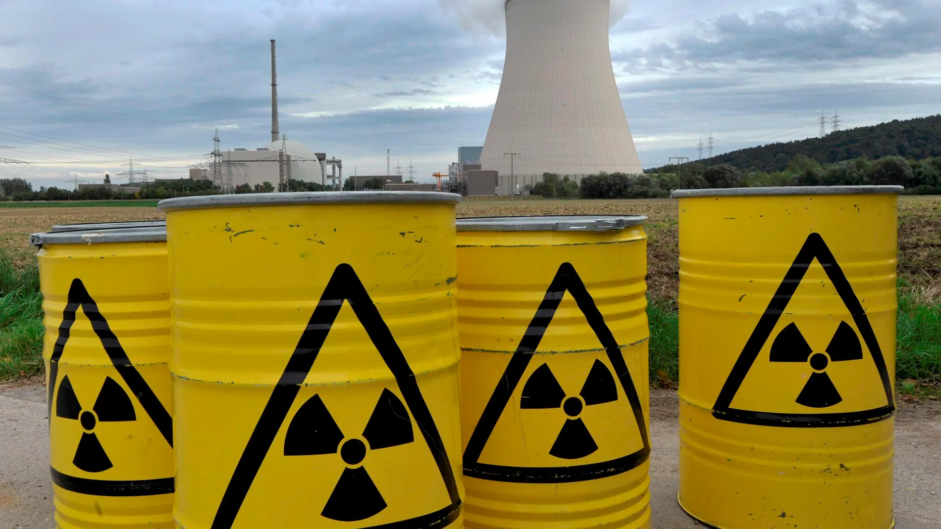 Barriles de desechos nucleares frente a una central nuclear