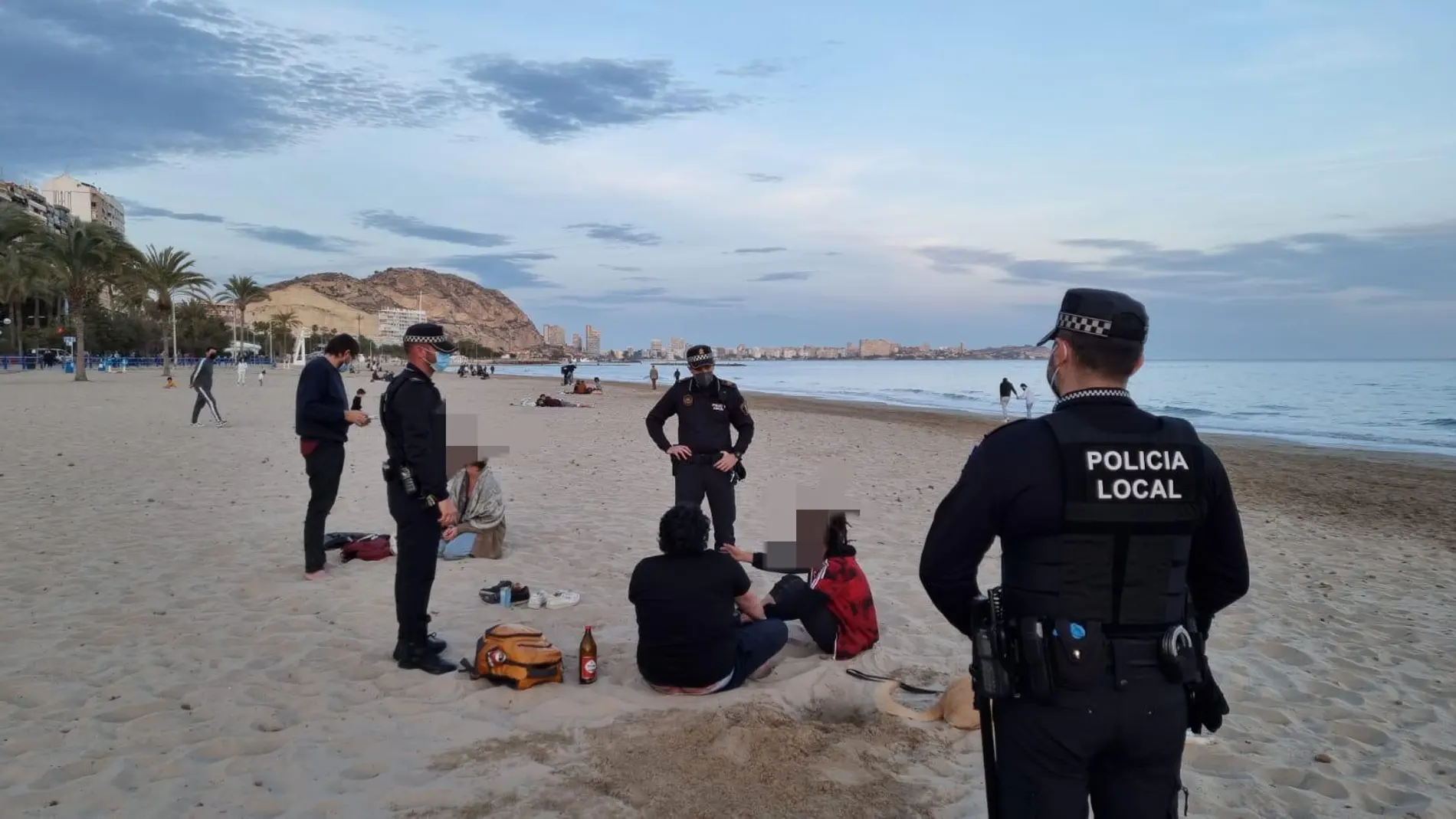 Agentes sancionan a unos jóvenes por hacer botellón en la playa del Postiguet