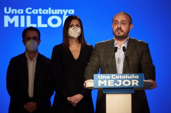 El candidato del PP, Alejandro Fernández, durante su comparecencia ante los medios de comunicación para valorar los resultados en la elecciones catalanas