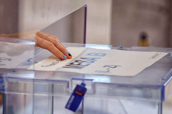 Vista de una urna en el colegio electoral Centre Cívic Nord en Igualada, Barcelona.