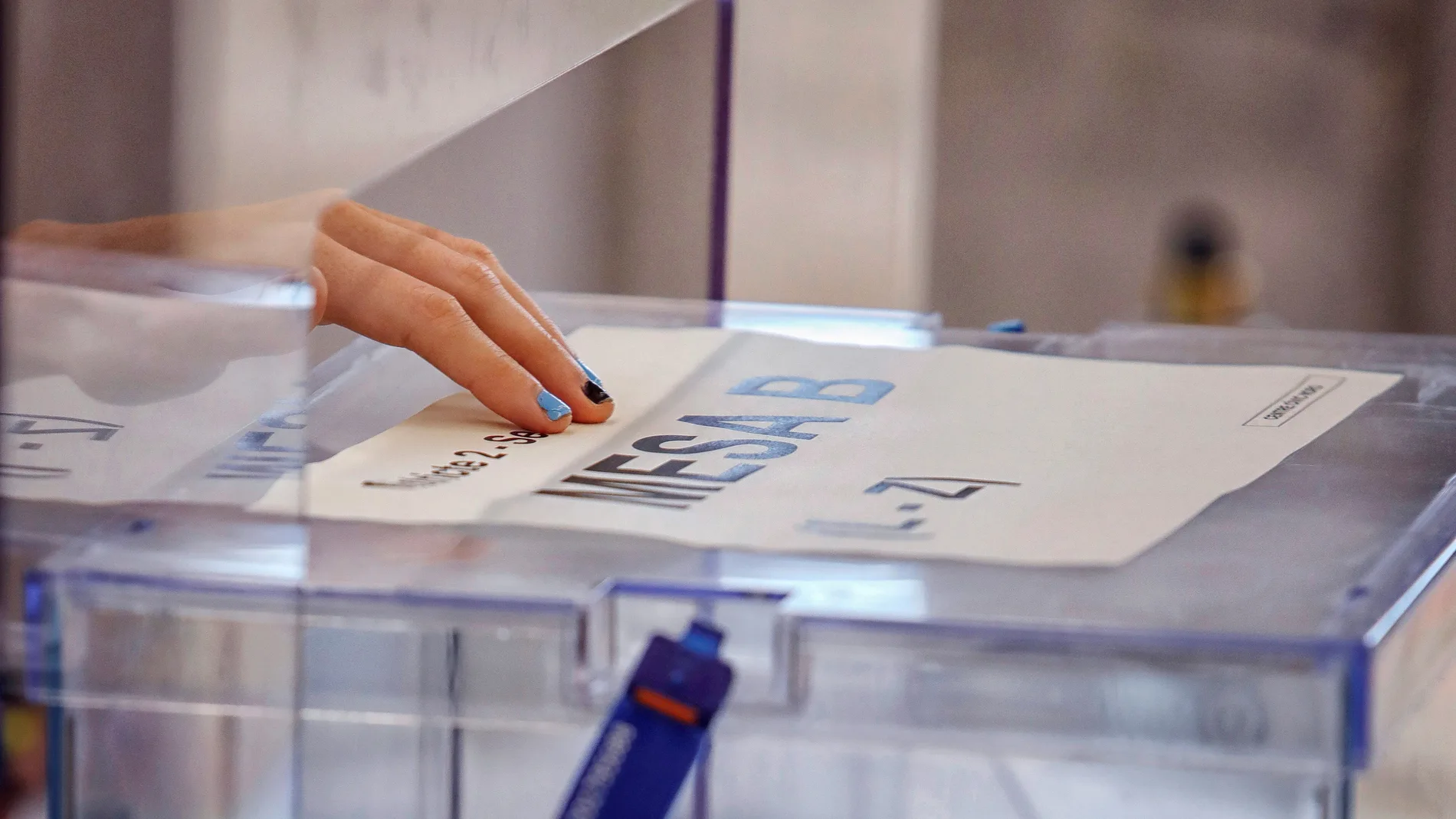 Vista de una urna en el colegio electoral Centre Cívic Nord en Igualada, Barcelona.