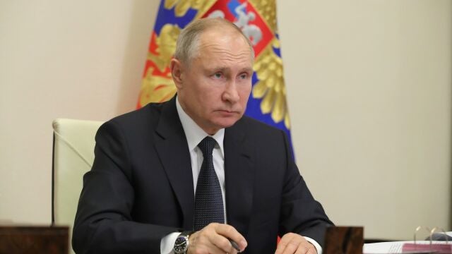 FILED - 23 December 2020, Russia, Moscow: Russian President Vladimir Putin chairs a joint meeting of the country's State Council and the Council for Strategic Development and National Projects via a video conference call at the Novo-Ogaryovo state residence. Putin said today, Sunday, that attempts to deter Russia are increasing with the growth of its power, considering that Russia's successes annoy his opponents. Photo: -/Kremlin /dpa - ATTENTION: editorial use only and only if the credit mentioned above is referenced in full (Foto de ARCHIVO)23/12/2020 ONLY FOR USE IN SPAIN