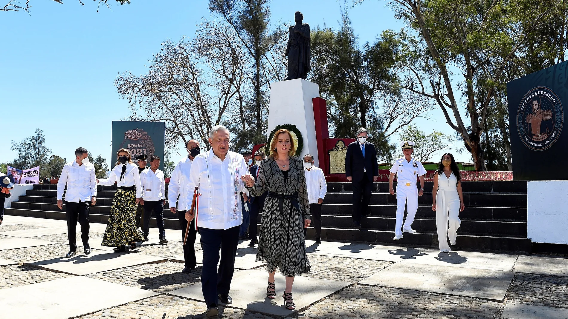 Andrés Manuel López Obrador, acompañado de su esposa Beatriz Gutiérrez, rinden homenaje al héroe de la independencia mexicana, Vicente Guerrero
