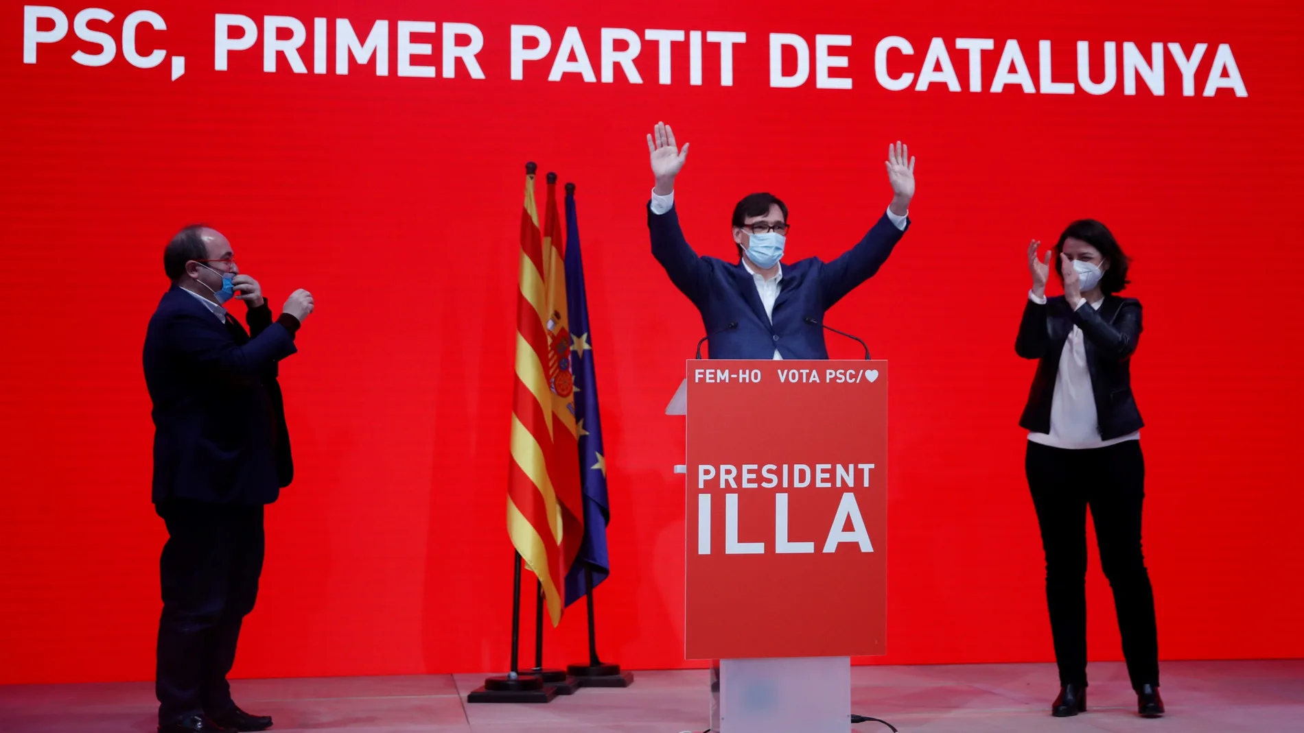 El candidato a la presidencia de la Generalitat por el PSC, Salvador Illa (c), acompañado por Miquel Iceta y por la portavoz en el Parlament Eva Granados