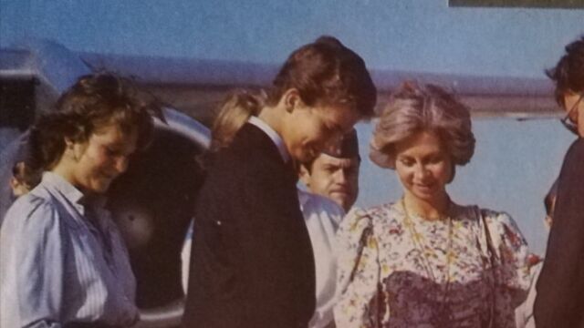 La Reina Sofía y las Infanta Elena y Cristina despiden al Príncipe Felipe en el aeropuerto de Barajas