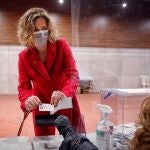 La candidata del PDeCAT a la Generalitat, Àngels Chacón, vota en el Centre Cívic Nord en Igualada (Barcelona) el 14-F