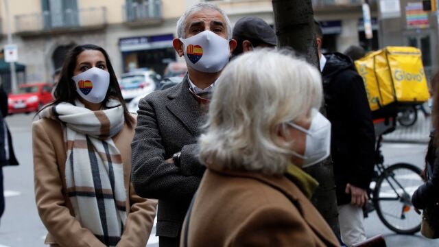 l candidato de Ciudadanos a la presidencia de la Generalitat, Carlos Carrizosa (c), y la presidenta del partido, Inés Arrimadas (i), hacen cola ante el colegio electoral constituido en el Institut d"Educació Contínua de la UPF de Barcelona, para ejercer su derecho al voto este domingo durante las elecciones al Parlament de Cataluña. EFE/Toni Albir