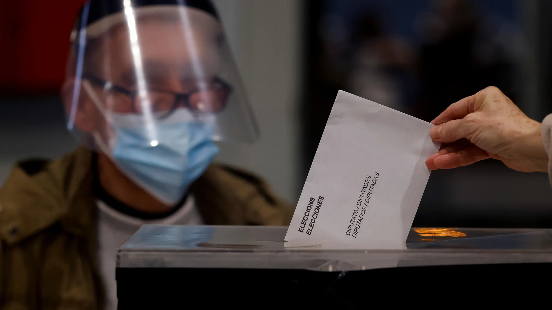 Una persona deposita su voto para las elecciones al Parlament de Cataluña del pasado 14 de febrero