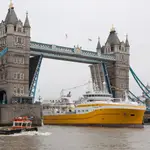 GRAF7246. LONDRES, 14/02/2021.- El barco arrastrero Kirkella, en su paso por el Tower Bridge de Londres, en el Reino Unido.