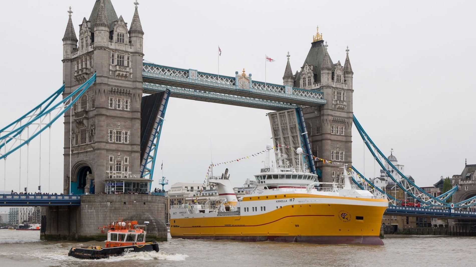 GRAF7246. LONDRES, 14/02/2021.- El barco arrastrero Kirkella, en su paso por el Tower Bridge de Londres, en el Reino Unido.
