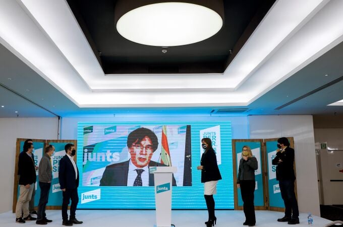 El expresidente Carles Puigdemont participa por videoconferencia en la rueda de prensa que ofrecen los miembros de JxCat