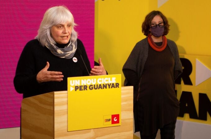 La candidata por la CUP, Dolors Sabater, durante su comparecencia ante los medios de comunicación para valorar los resultados de las elecciones catalanas celebradas hoy Domingo.