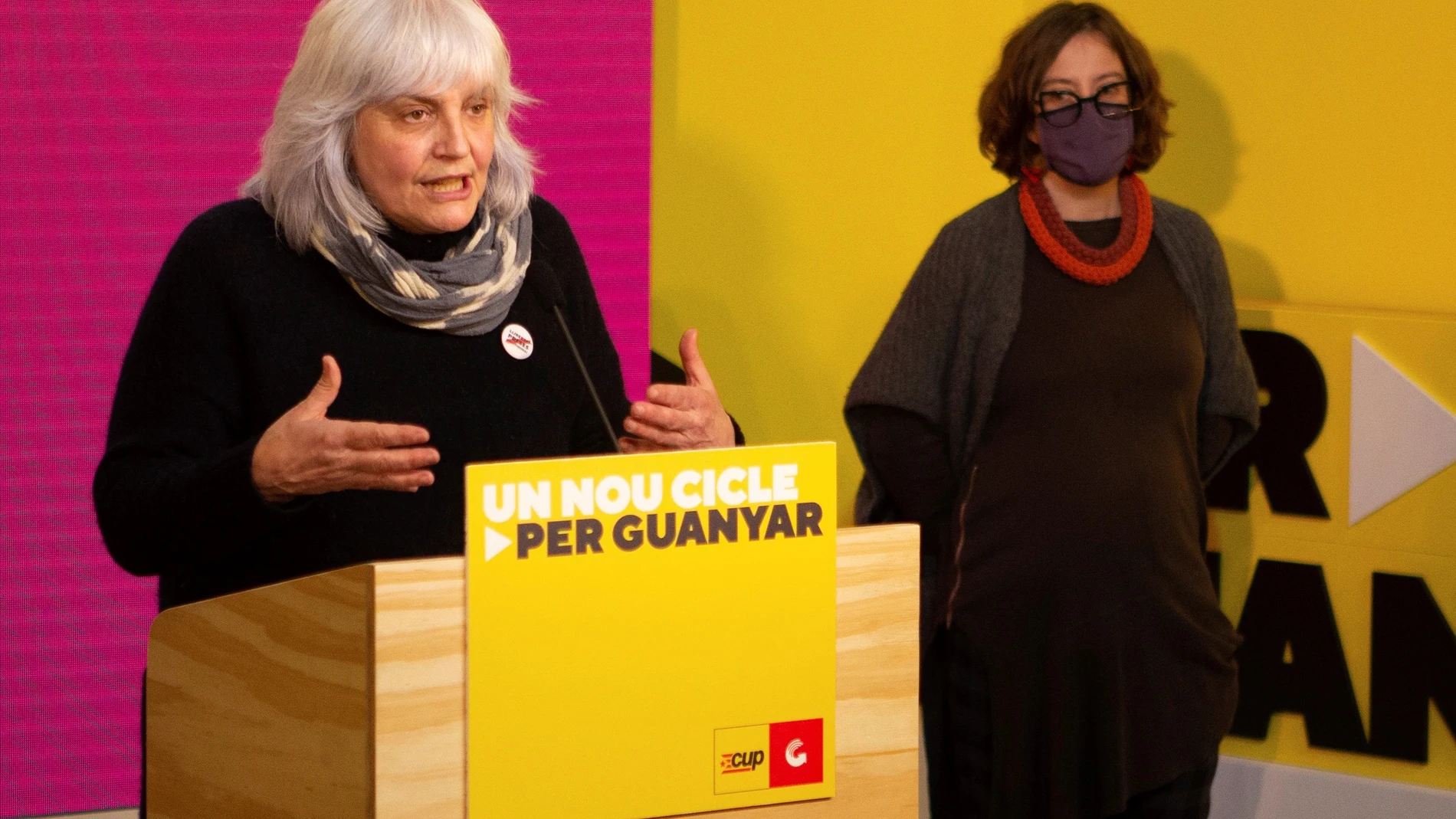 La candidata por la CUP, Dolors Sabater, durante su comparecencia ante los medios de comunicación para valorar los resultados de las elecciones catalanas celebradas hoy Domingo.