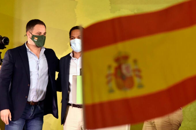 El líder de Vox, Santiago Abascal (i), y el candidato de Vox a la presidencia de la Generalitat, Ignacio Garriga, ayer, en la sede de su partido