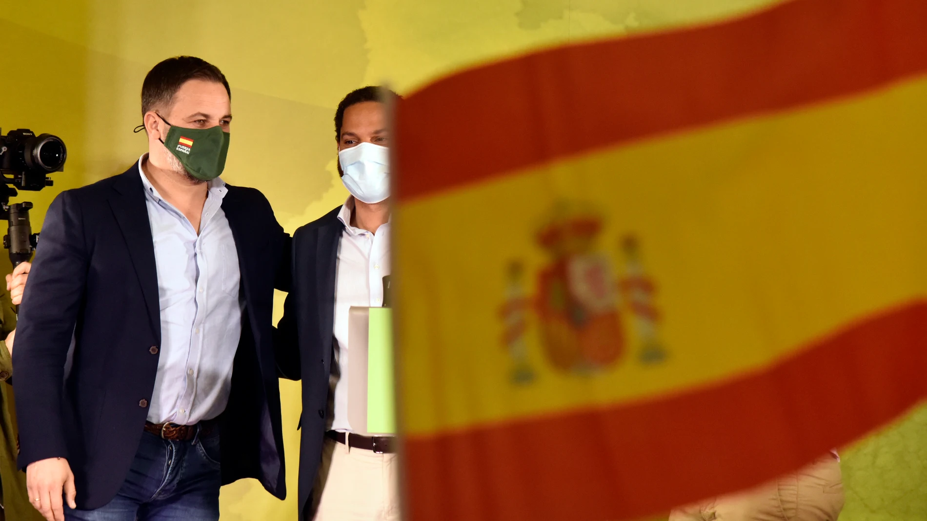 El líder de Vox, Santiago Abascal (i), y el candidato de Vox a la presidencia de la Generalitat, Ignacio Garriga, ayer, en la sede de su partido