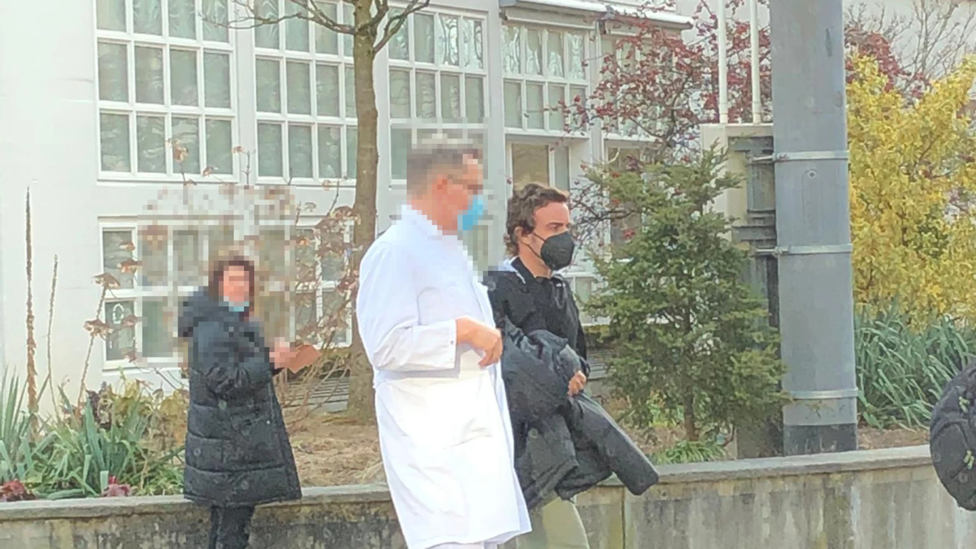 Fernando Alonso sale del hospital tras el atropello que sufrió montando en bicicleta / Imagen: Cuatro