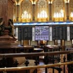 Paneles muestran la evolución de IBEX 35 en la Bolsa de Madrid, este lunes
