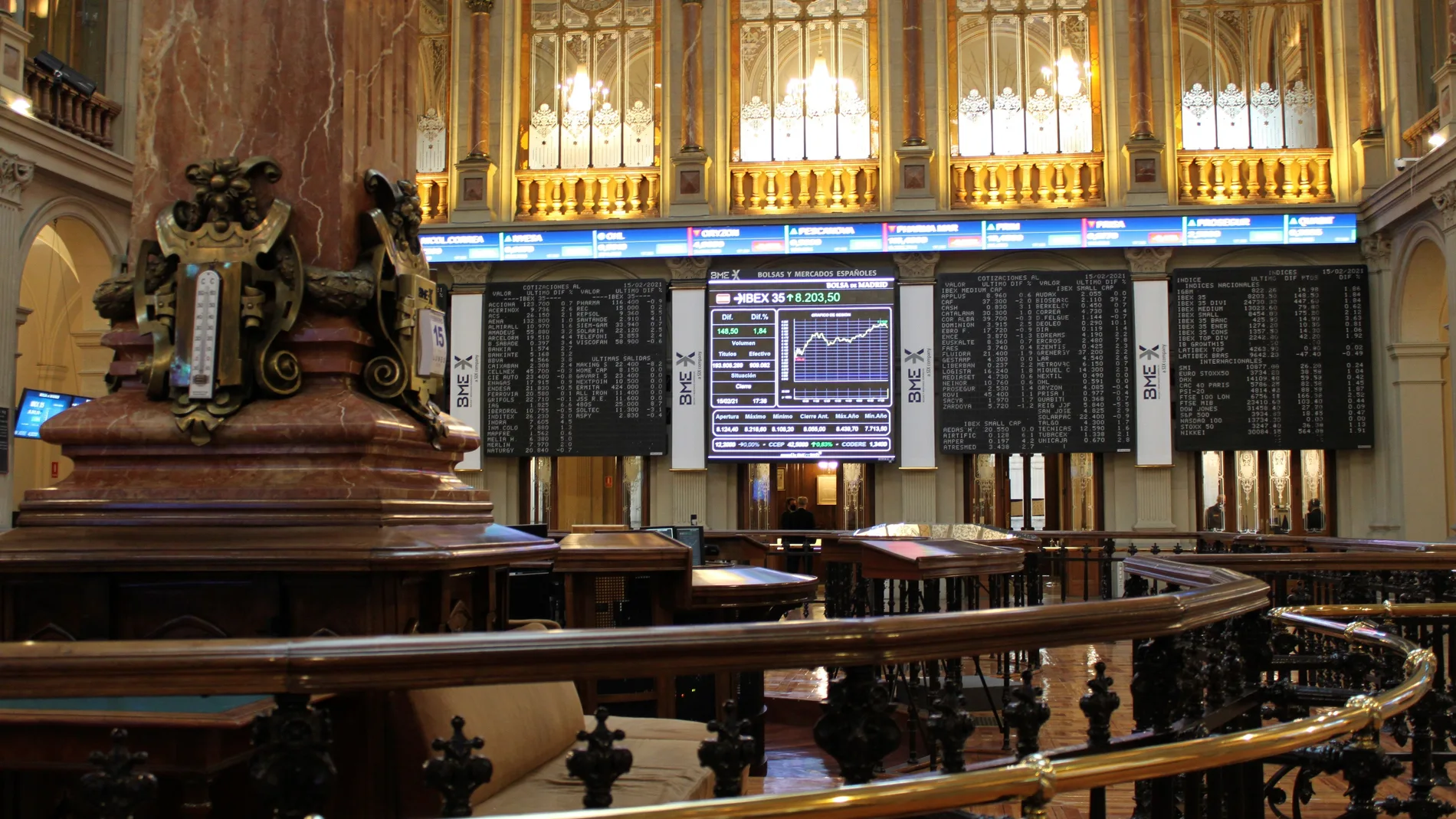Paneles muestran la evolución de IBEX 35 en la Bolsa de Madrid, este lunes