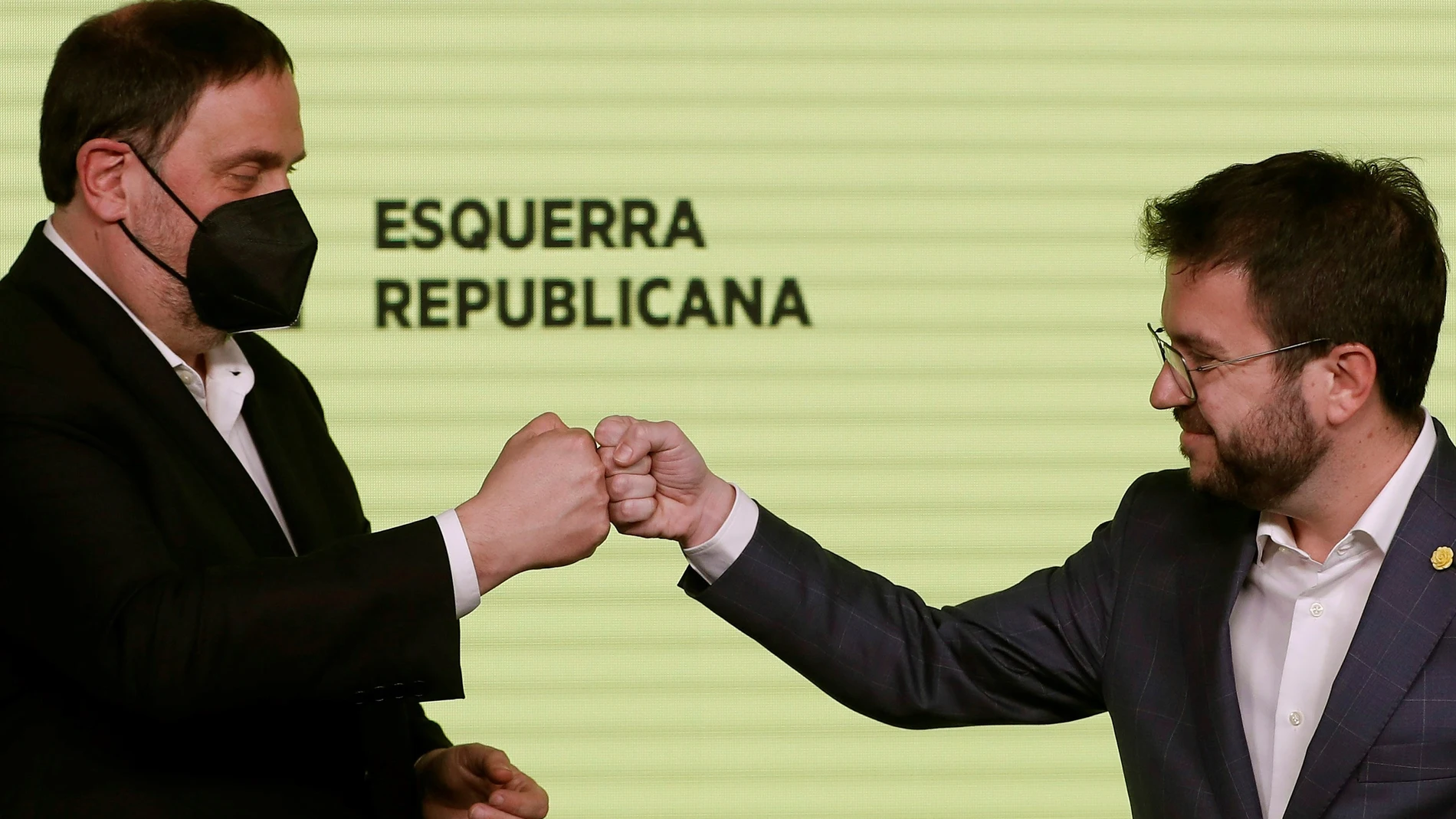 GRAF7941. BARCELONA, 15/02/2021.- El candidato de ERC a la presidencia de la Generalitat, Pere Aragonès (d), y el presidente del partido, Oriol Junqueras, celebran los resultados de las elecciones catalanas que se han celebrado este domingo. EFE/Alberto Estévez POOL