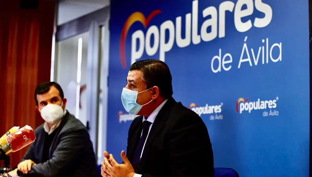El presidente del PP de Ávila, Carlos García, junto a Juan Pablo Martín