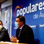 El presidente del PP de Ávila, Carlos García, junto a Juan Pablo Martín