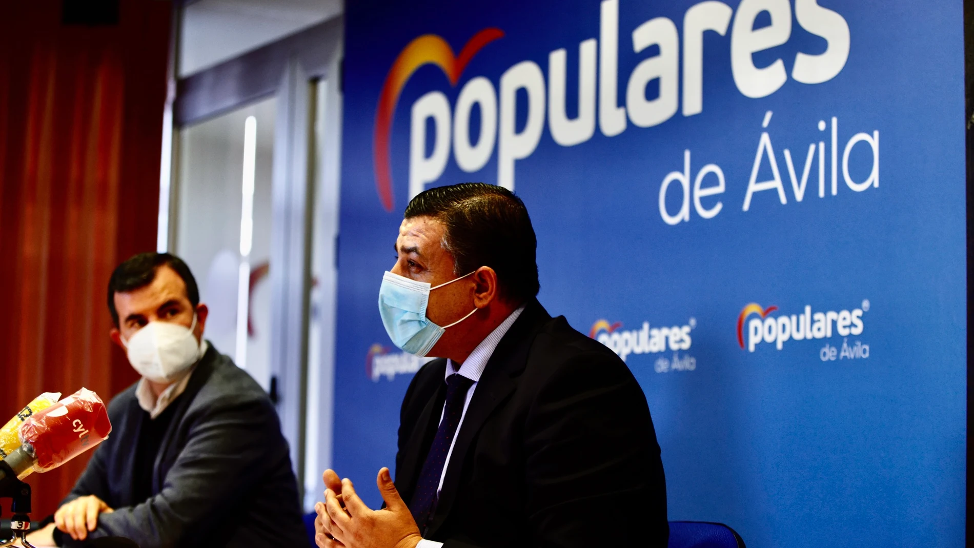 El presidente del PP de Ávila, Carlos García, junto a Juan Pablo Martín