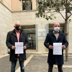 Antonio Vives y Álvaro Amores, portavoz y presidente de Ashocas, a la puerta del TSJ de Valencia ayer, tras presentar el recurso al decreto del Consell
