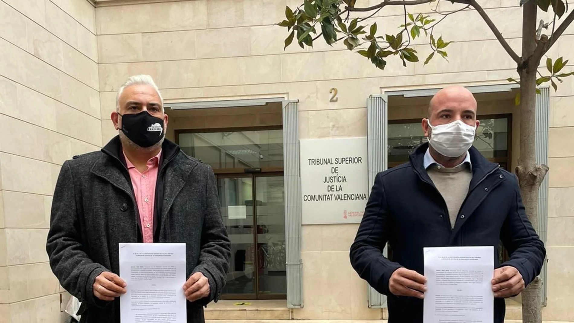Antonio Vives y Álvaro Amores, portavoz y presidente de Ashocas, a la puerta del TSJ de Valencia ayer, tras presentar el recurso al decreto del Consell