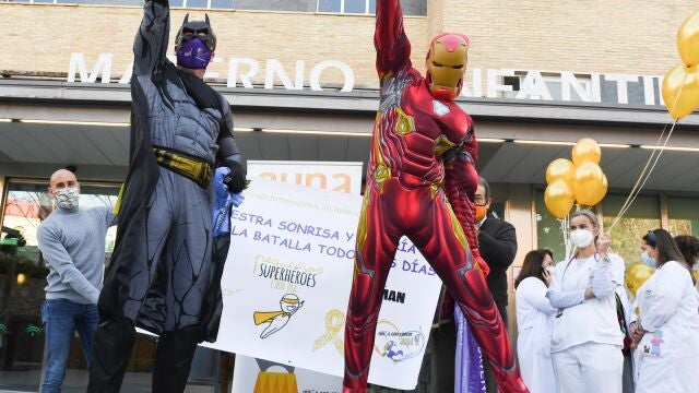 Dos superheroes se delizaron desde la séptima planta de la fachada del Hospital Virgen de las Nieves (Granada) para sorprender a los menores hospitalizados con motivo del Día Mundial del Cáncer Infantil, a 15 de febrero de 2021