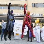 Dos superheroes se delizaron desde la séptima planta de la fachada del Hospital Virgen de las Nieves (Granada) para sorprender a los menores hospitalizados con motivo del Día Mundial del Cáncer Infantil, a 15 de febrero de 2021