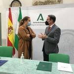 La consejera de Agricultura, Ganadería, Pesca y Desarrollo Sostenible, Carmen Crespo, con el presidente de Garántia, Javier González de Lara