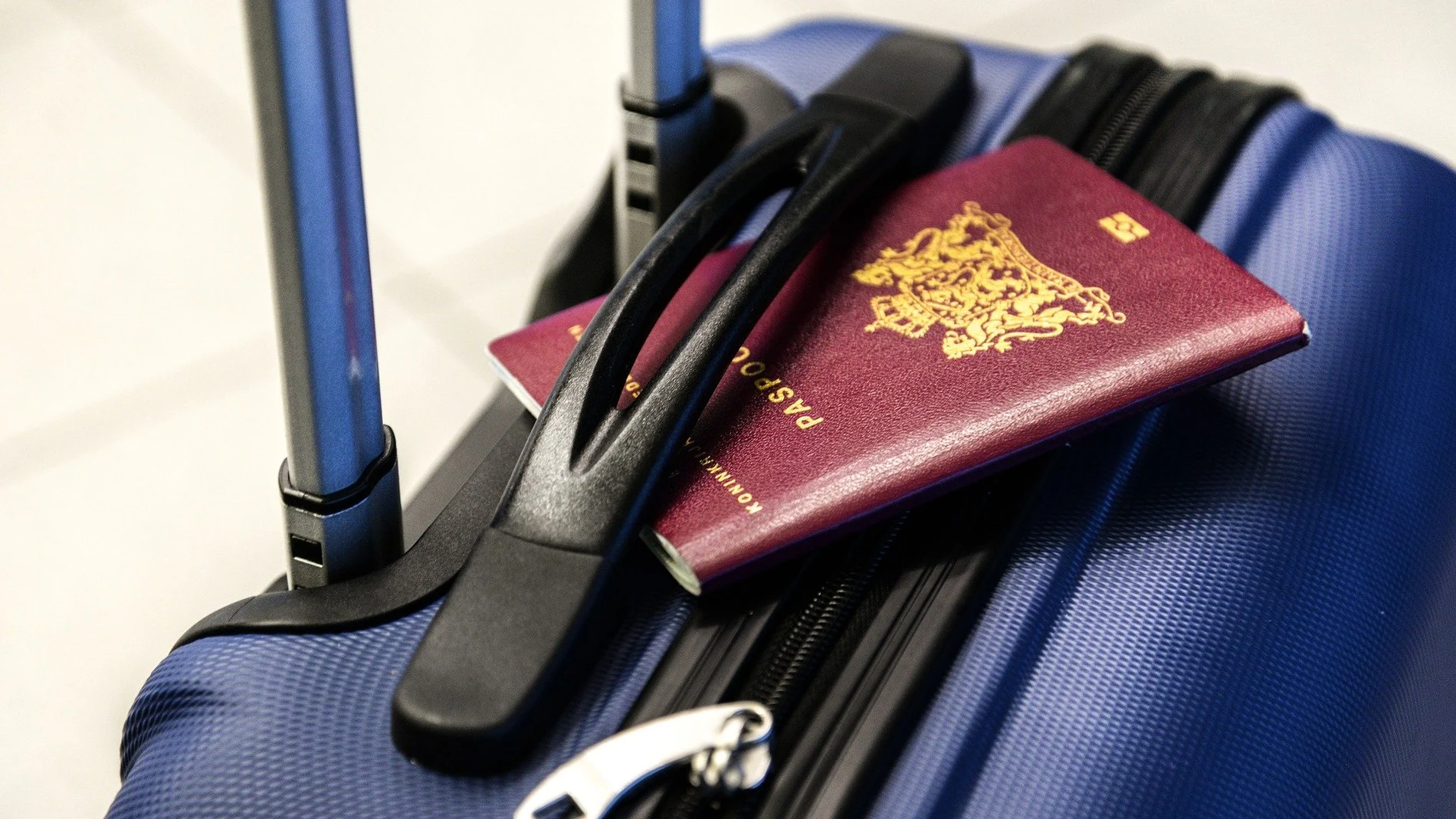 El pasaporte es un documento expedido por las autoridades de cada país que acredita la identidad de los ciudadanos en en el extranjero.