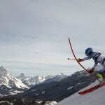 La estadounidense Mikaela Shiffrin compite durante la parte de eslalon de la carrera combinada femenina, en los Campeonatos del Mundo de esquí alpino, en Cortina d'Ampezzo, Italia, el lunes 15 de febrero de 2021. (AP Photo/Gabriele Facciotti)
