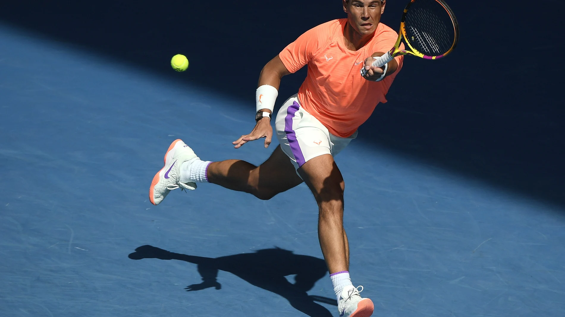 Nadal golpea una derecha en carrera en su duelo de octavos del Open de Australia ante Fognini