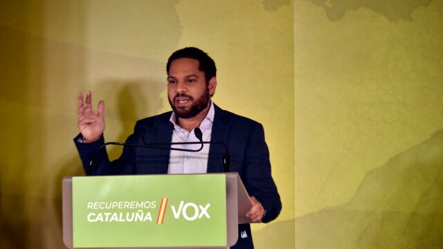 El candidato de Vox a la presidencia de la Generalitat, Ignacio Garriga, interviene en la sede de su partido tras conocerse ayer los resultados