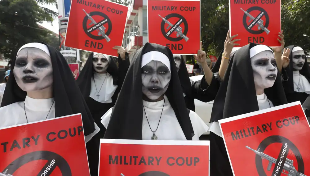 Manifestantes disfrazados de monjas con un toque zombie se manifiestan en contra del golpe de estado en frente de la embajada de China en Rangún, Birmana