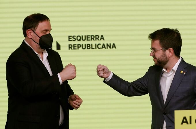 El candidato de ERC a la presidencia de la Generalitat, Pere Aragonès, y el presidente del partido, Oriol Junqueras, celebran los resultados de las elecciones catalanas que se han celebrado este domingo.