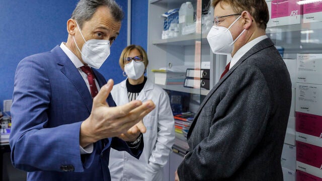 El ministro de Ciencia e Innovación, Pedro Duque (i), y el presidente de la Generalitat, Ximo Puig (d), durante su visita al Instituto de Biomedicina de Valencia, en la Comunidad Valenciana