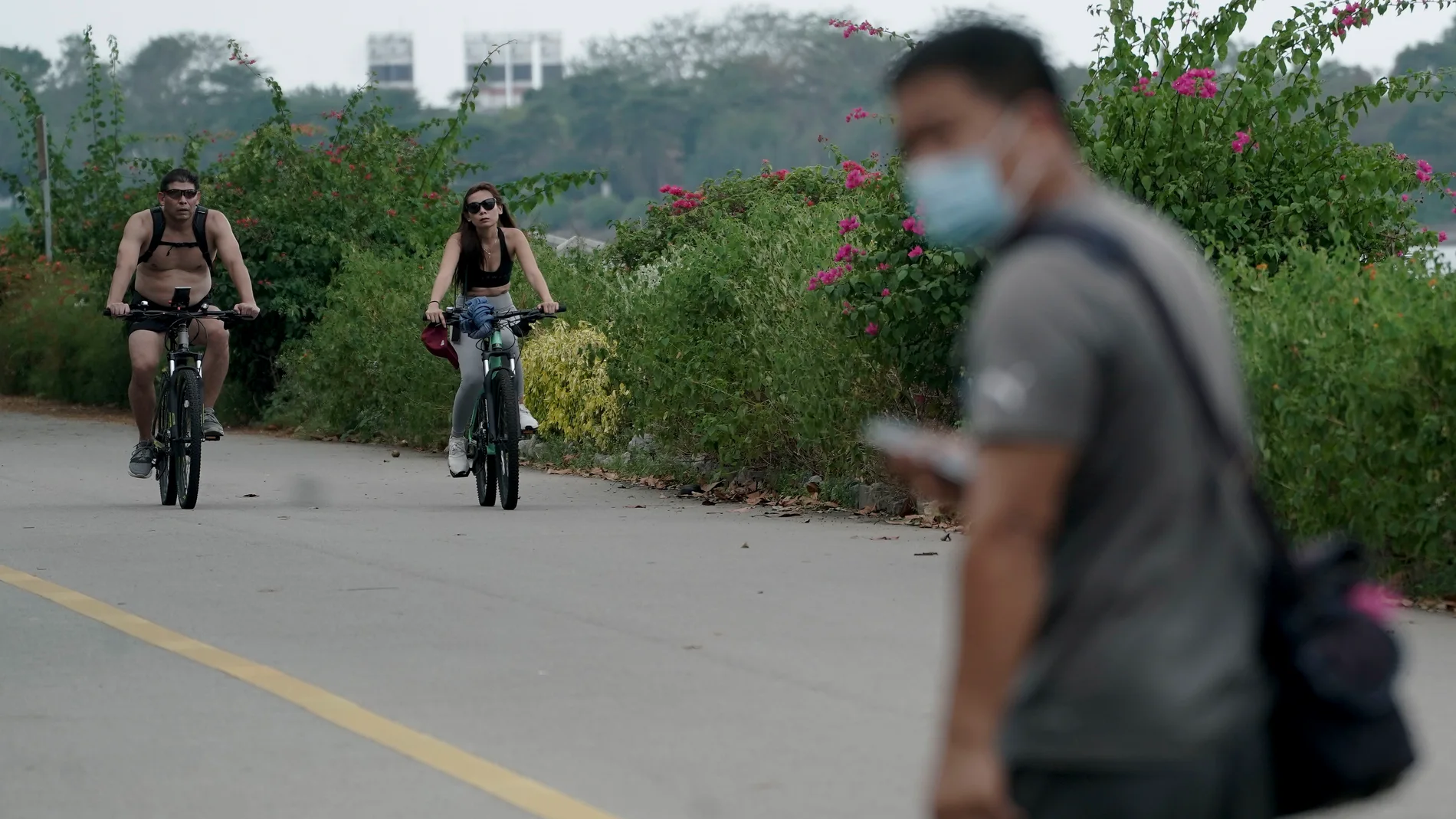 Dos ciclistas en Singapur