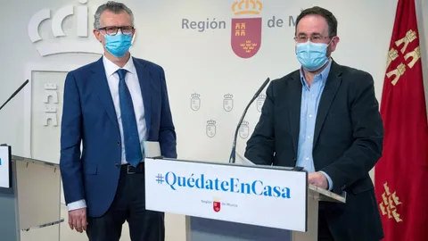 El consejero de salud de la Comunidad de Murcia Juan José Pedreño (i) y el portavoz del comité Covid, Jaime Pérez (d), ofrecen una rueda de prensa este lunes en el Palacio de San Esteban, sede del gobierno regional, en Murcia capital. Los principales municipios de la región, Murcia, Cartagena, Lorca y Molina de Segura, podrán reabrir a partir de pasado mañana sus terrazas y también se suprimirá el cierre perimetral impuesto desde hace más de un mes para tratar de frenar la tercera ola de la pandemia del coronavirus. EFE/Marcial Guillén