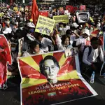 Varias personas se manifiestan en contra del golpe de estado en las calles de Rangún, Birmana este lunes. La líder electa de Birmania, Aung San Suu Kyi, permanecerá detenida por lo menos hasta el miércoles cuando podría comparecer ante un juez, mientras aumenta la represión del Ejercito y continúan las protestas contra el golpe militar ejecutado hace dos semanas.