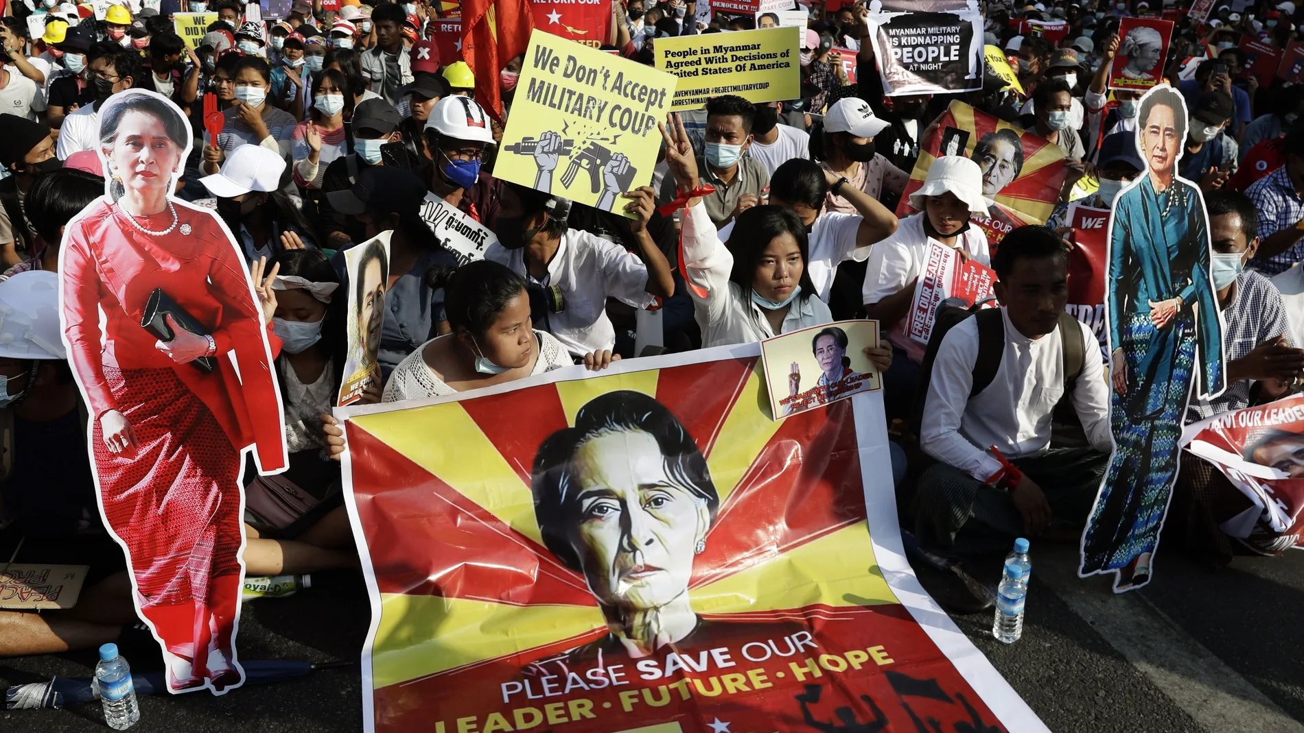 Varias personas se manifiestan en contra del golpe de estado en las calles de Rangún, Birmana este lunes. La líder electa de Birmania, Aung San Suu Kyi, permanecerá detenida por lo menos hasta el miércoles cuando podría comparecer ante un juez, mientras aumenta la represión del Ejercito y continúan las protestas contra el golpe militar ejecutado hace dos semanas.