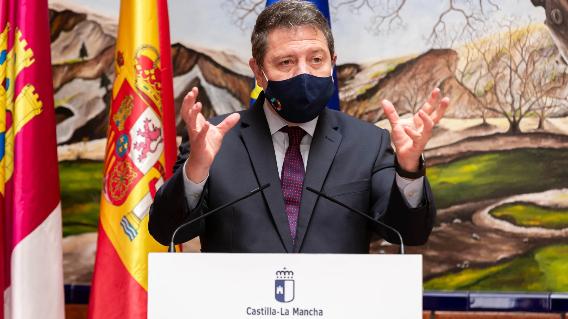 El jefe del Ejecutivo de Castilla-La Mancha, Emiliano García-Page, durante la firma de un convenio de colaboración entre el Gobierno regional y la Diputación provincial de Albacete