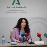 La consejera de Igualdad, Políticas Sociales y Conciliación, Rocío Ruiz, presentando las nuevas prestaciones del Servicio Andaluz de Teleasistencia dirigidas a atender a mujeres víctimas de violencia de género y al colectivo Lgtbi