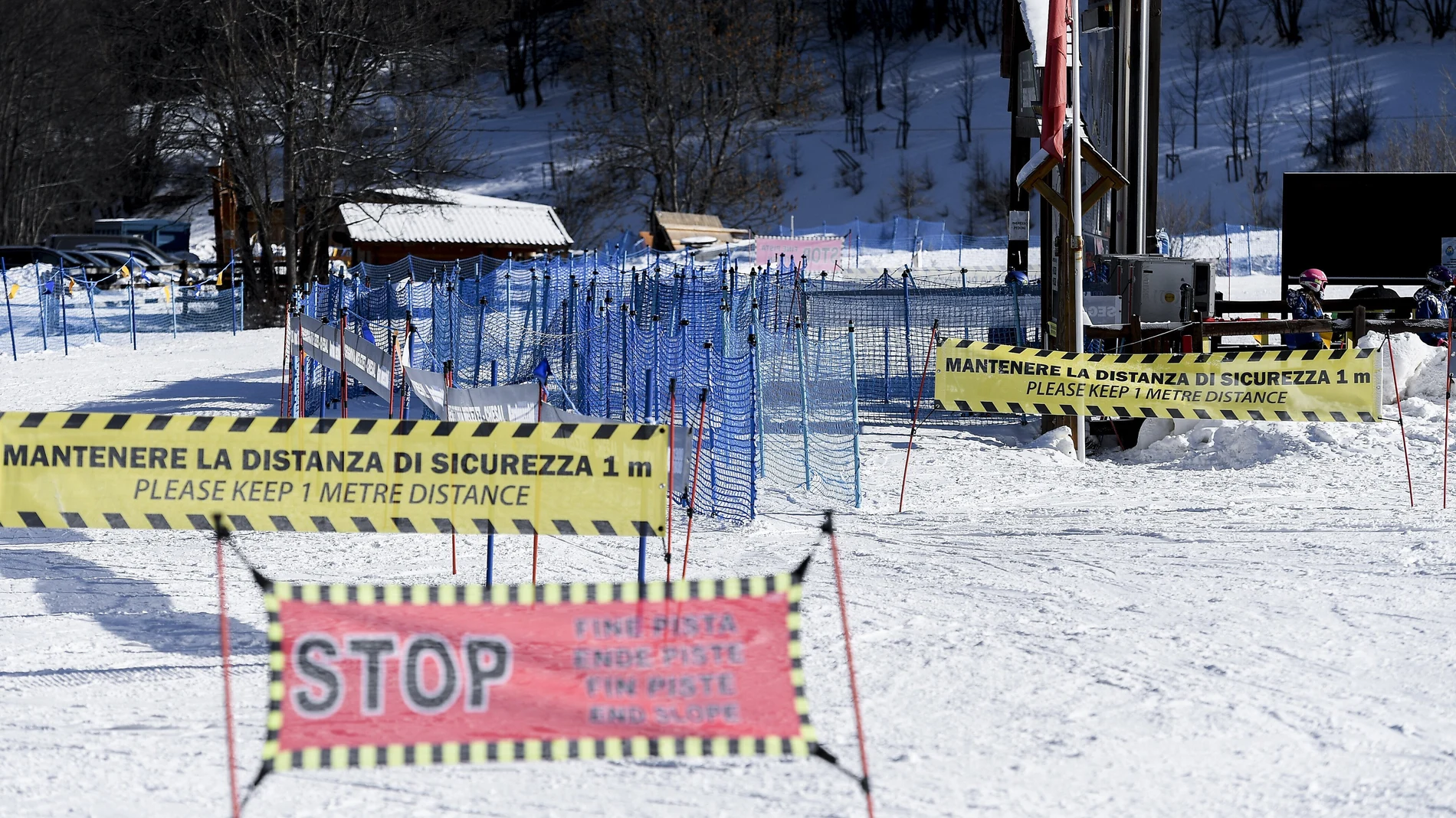 Los accesos a la estación de esquí de Bardonecchia (norte de Italia) permanecen cerrados